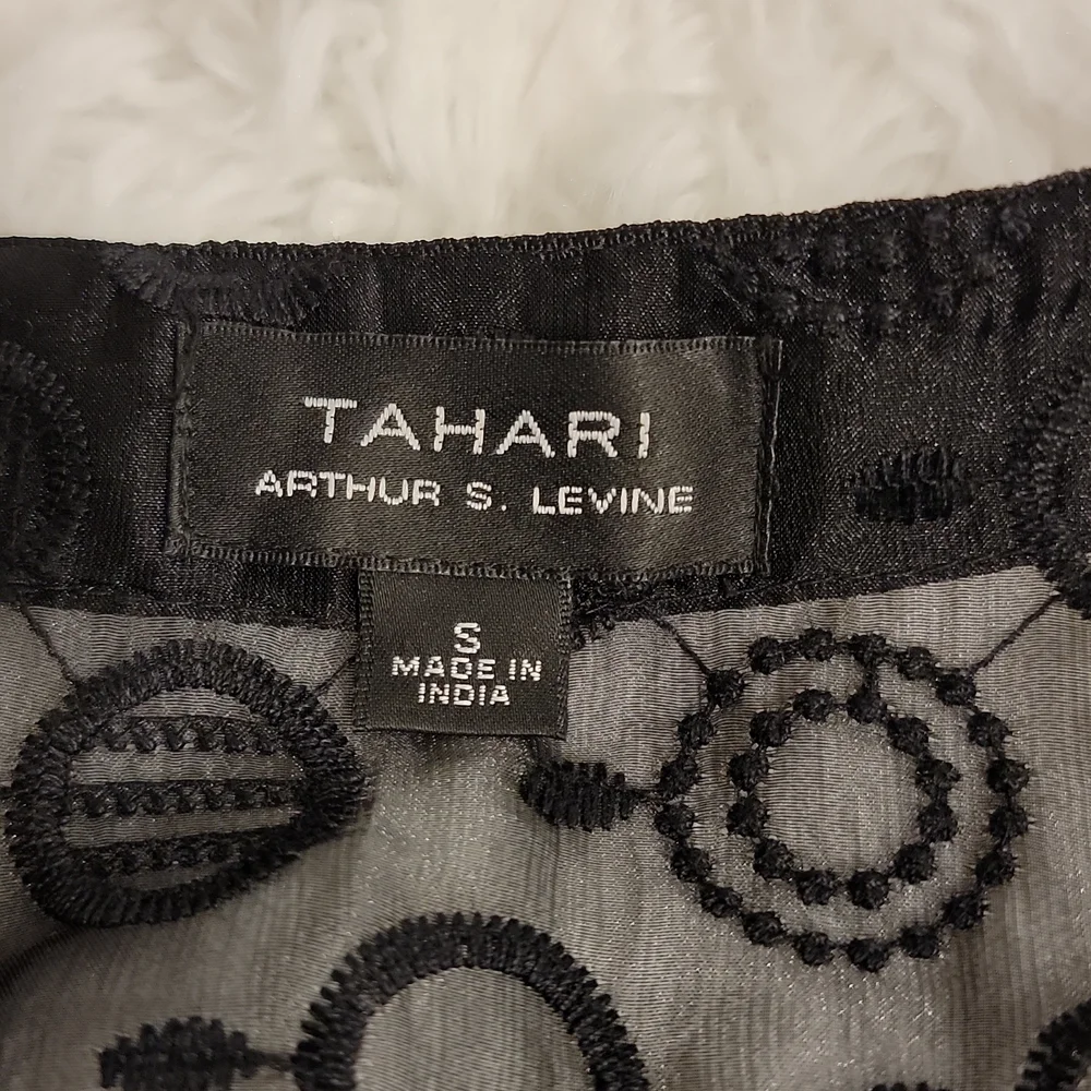 𝅺tahari Arthur S Levine polyester mesh open black blazer with circle design